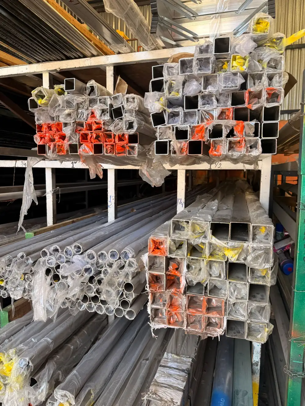 Material de acero en bodega RAMAR