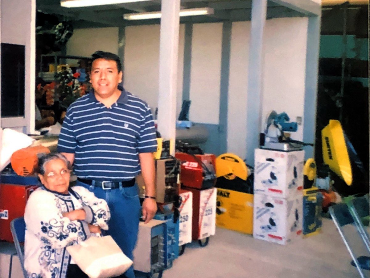 Félix Martínez Lázaro, fundador de RAMAR, en la sucursal de San Jacinto Amilpas, hoy sucursal Viguera, con soldadoras y herramienta eléctrica en exhibición
